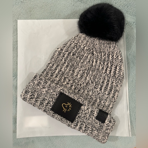 Peanuts x Love Your Melon Woodstock Gray/Black Pom Beanie - Picture 9 of 9